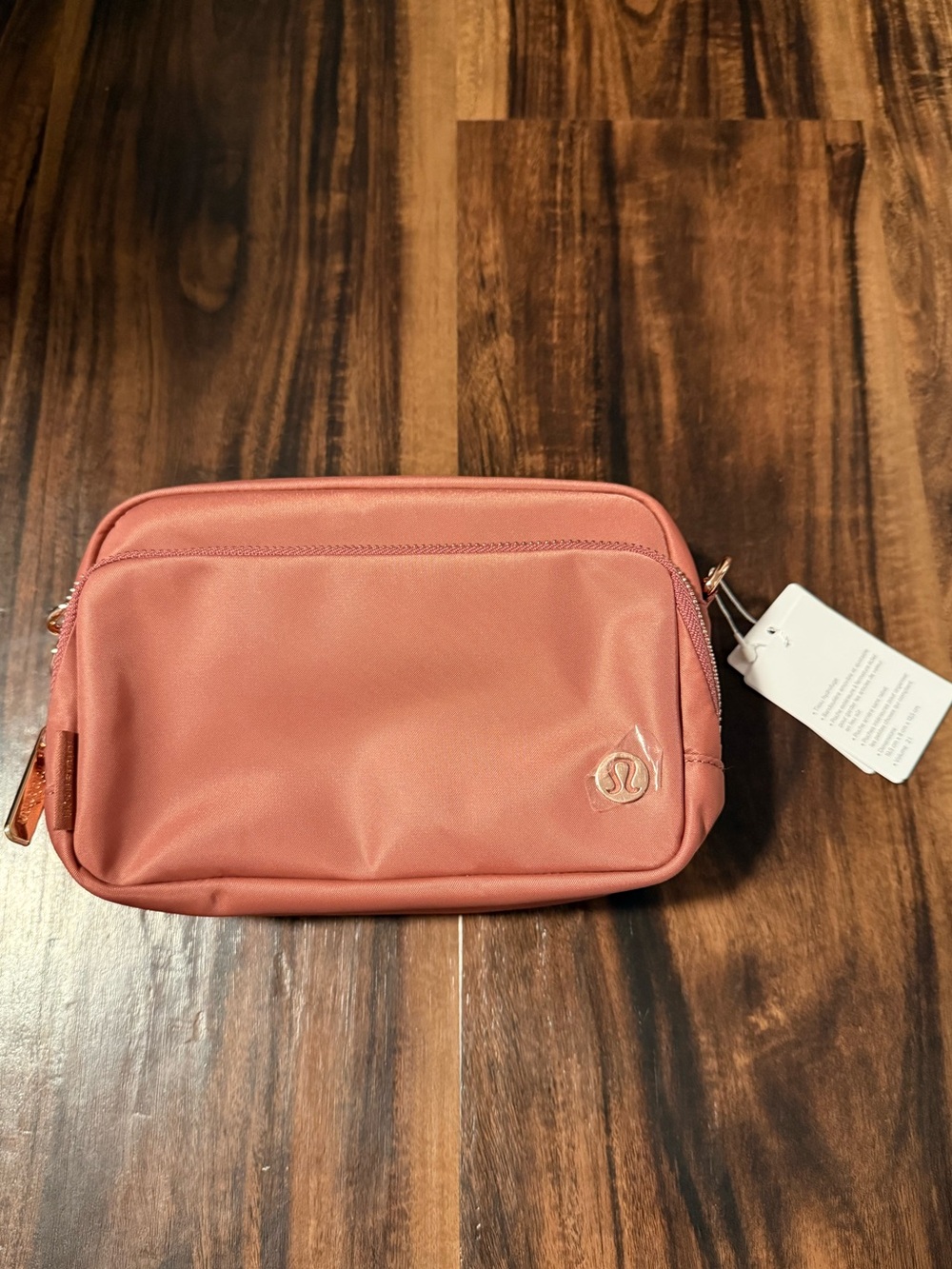 lululemon athletica Everywhere Crossbody Bag 2L - Dusk/Rose Gold - Picture 5 of 8